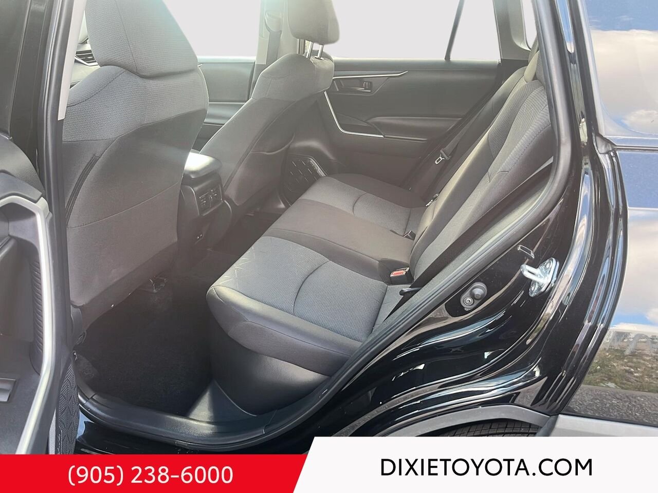 2025 Toyota RAV4 HYBRID LE AWD / CLEAN CARFAX / HEATED SEATS / TOYOTA SAFETY SENSE / CARPLAY AND ANDROID AUTO Black Mississauga - photo #21