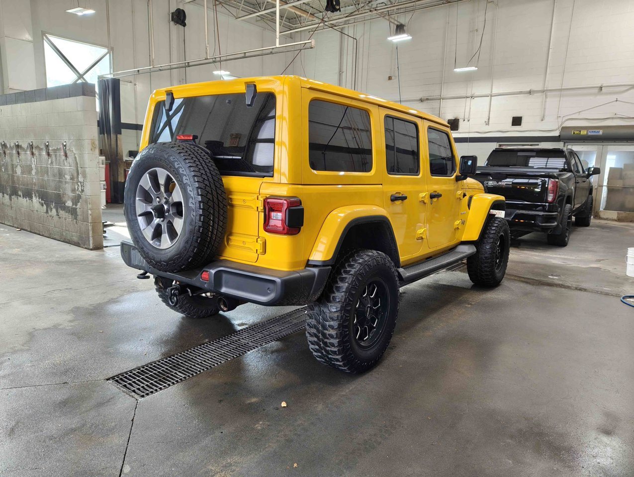 2019 Jeep Wrangler Unlimited Sahara 4x4 Yellow Sherwood Park - photo #4