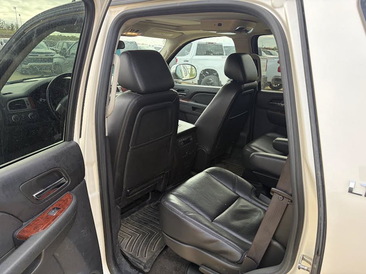 2013 Chevrolet Tahoe 4WD 4dr LTZ White Sherwood Park - photo #5