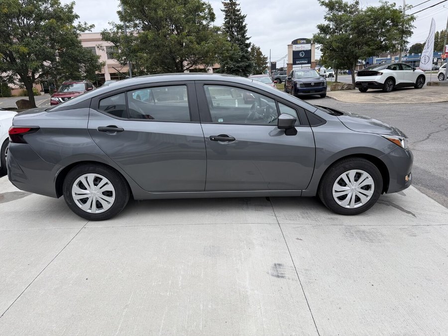 Nissan Versa S CVT 2025 Gris