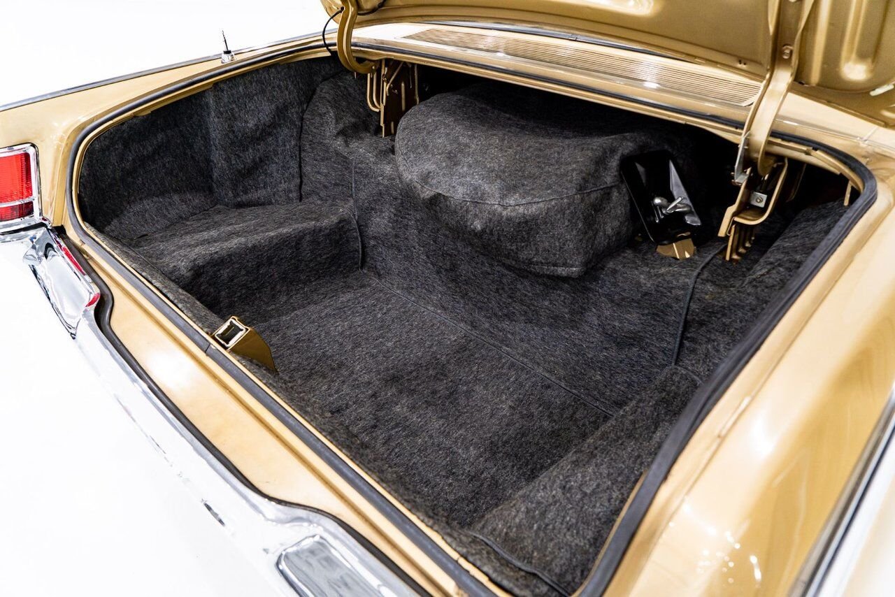 Lincoln Continental Only 687 miles from new. Unrestored example **PRICE IN USD** 1969 Or Montréal - photo #75