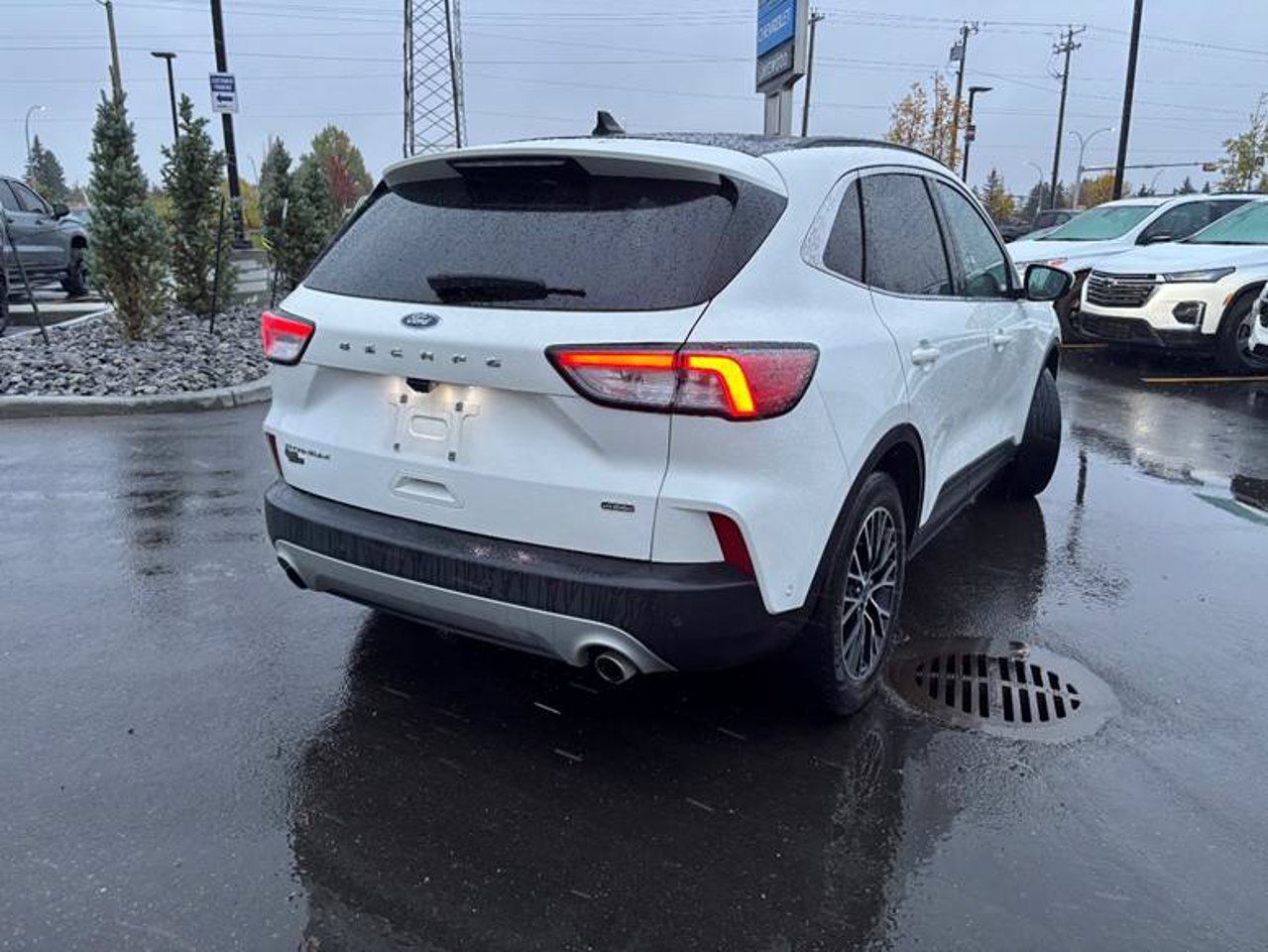 2022 Ford Escape Titanium Plug-In Hybrid FWD White Sherwood Park - photo #4