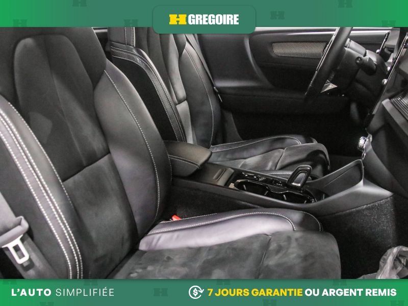2021 Volvo XC40 White Blainville - photo #29