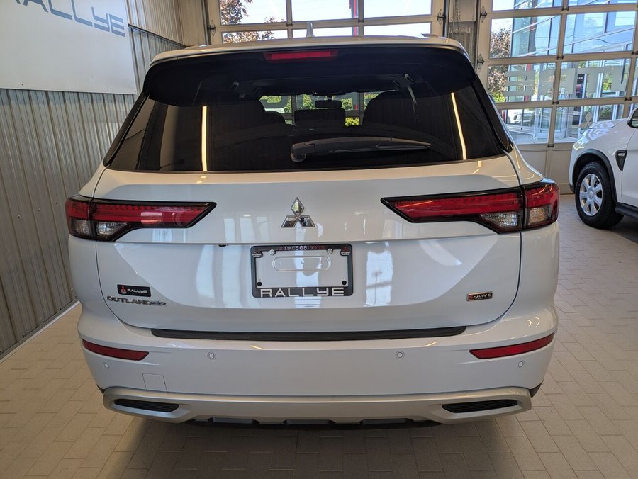 2022 Mitsubishi Outlander LE AWD White