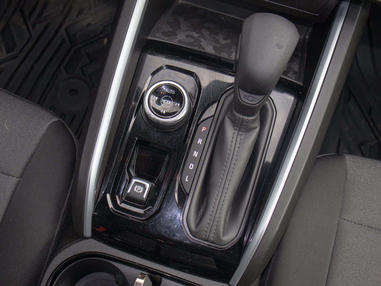 2023 Chevrolet Colorado 4WD Crew Cab Trail Boss White Sherwood Park - photo #30