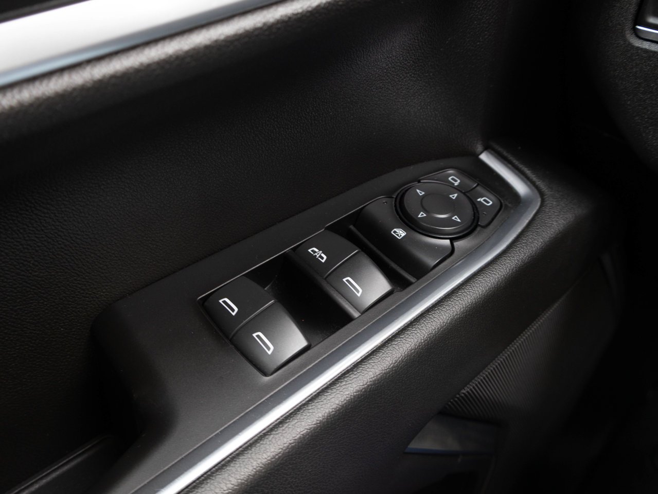 2024 Chevrolet Silverado 1500 4WD Crew Cab 147 RST White Sherwood Park - photo #17