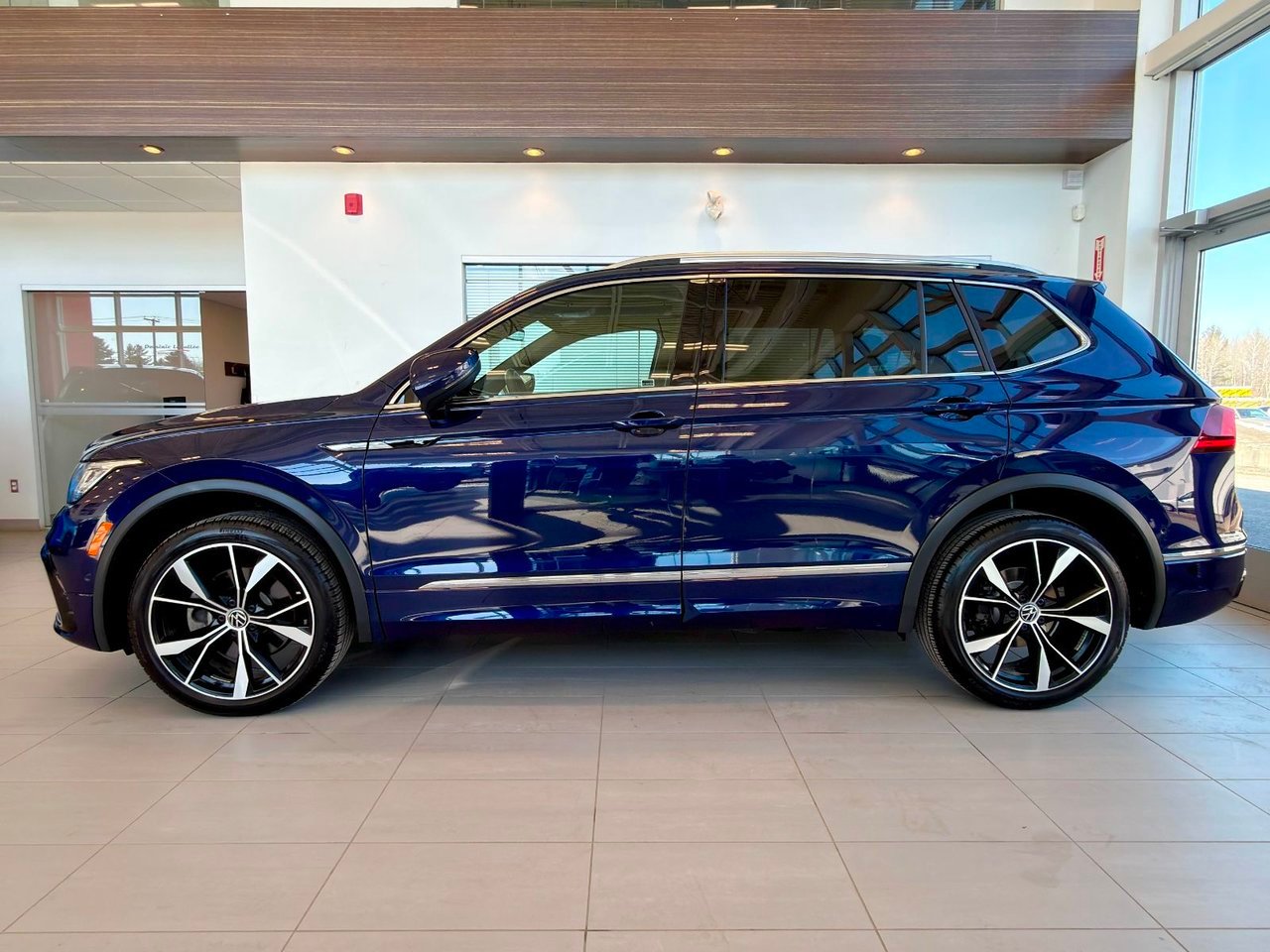 2024 Volkswagen Tiguan Blue Notre-Dame-des-Prairies - photo #9