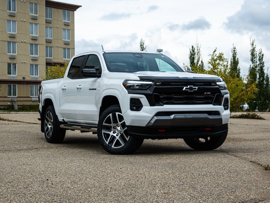 2024 Chevrolet Colorado 4WD Z71 2.7L | Running Boards White
