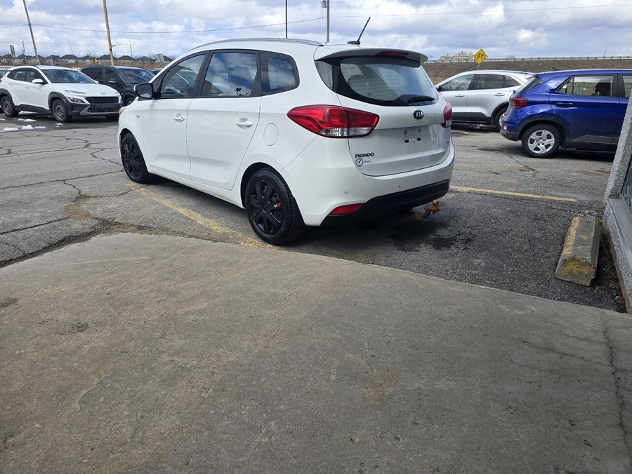 2016 Kia Rondo 2016 White