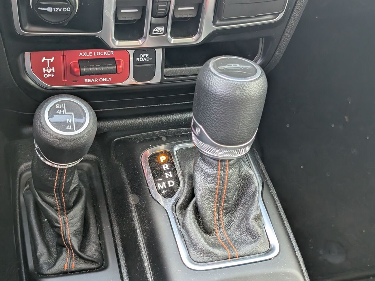 Jeep Gladiator MOJAVE 4X4 / SIÈGES CHAUFFANTS/VOLANT CHAUFFANT/MARCHEPIEDS/AC BIZONE/CAMÉRA DE RECUL/BLUETOOTH 2021 Blanc Sherbrooke - photo #11