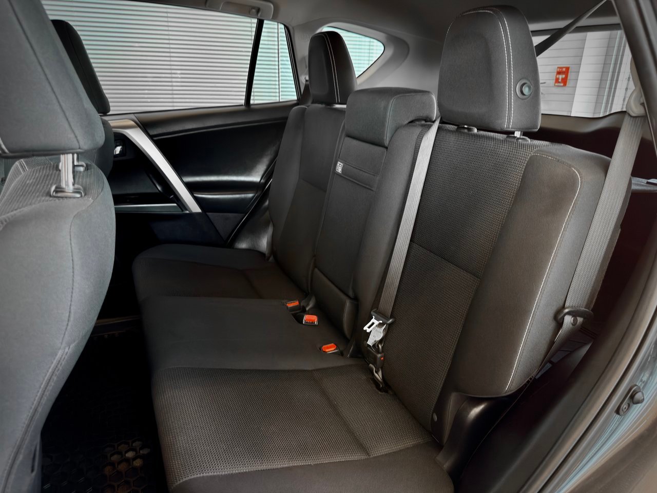 2017 Toyota RAV4 Hybrid Silver Notre-Dame-des-Prairies - photo #24