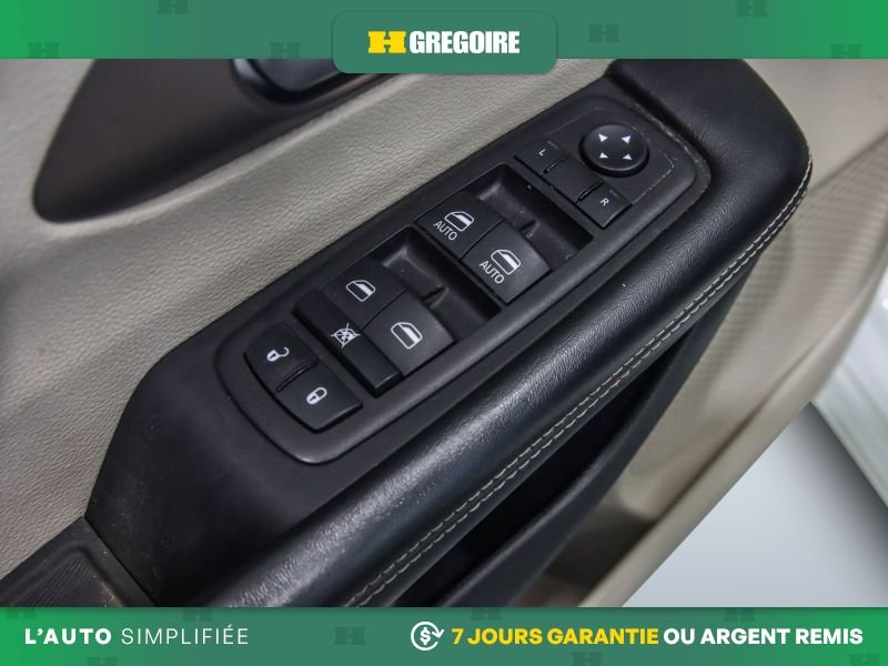 Chrysler Grand Caravan 2023 Blanc Laval - photo #17