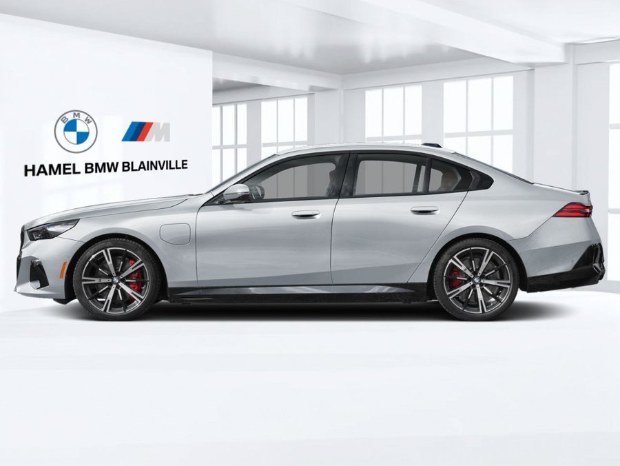 BMW 5 Series 550e xDrive 2027 Gris