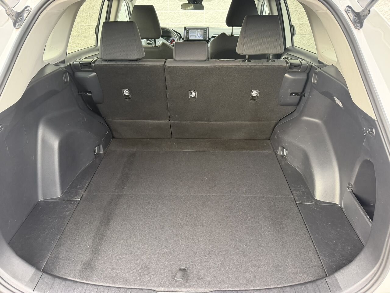 Toyota RAV4 LE 2019 Blanc Laval - photo #13