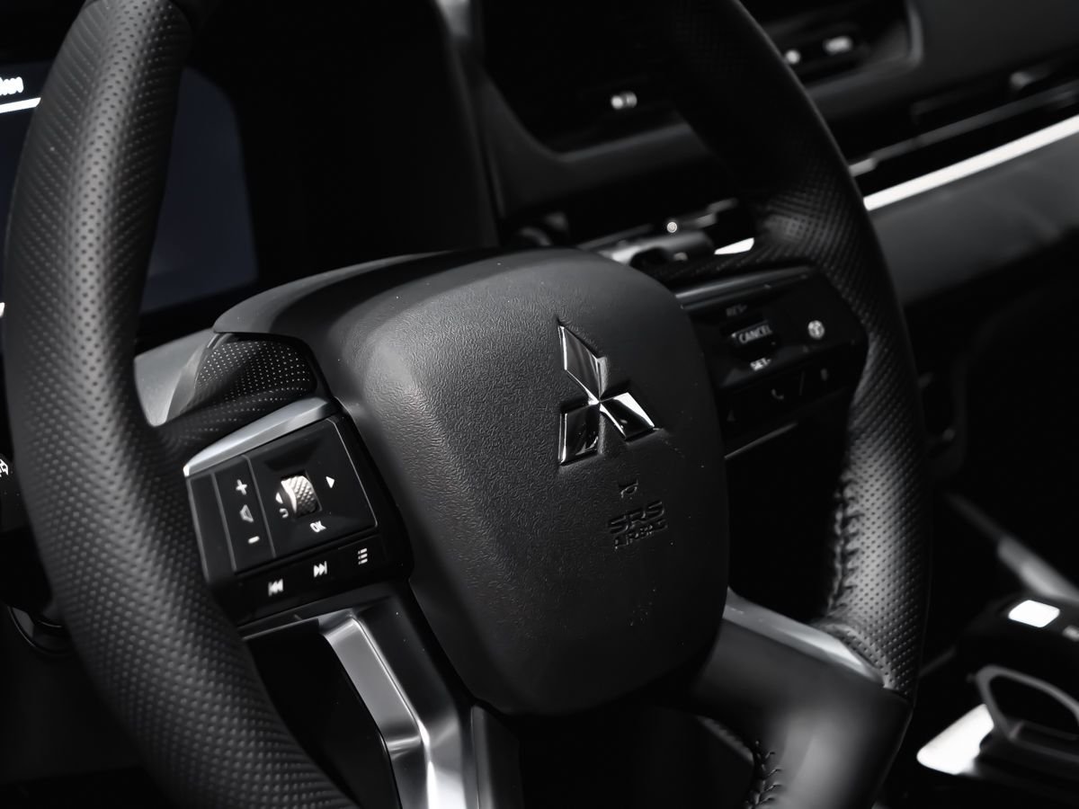 2026 Mitsubishi Outlander Plug-In Hybrid GT Cosmic Blue Metallic Montreal - photo #12
