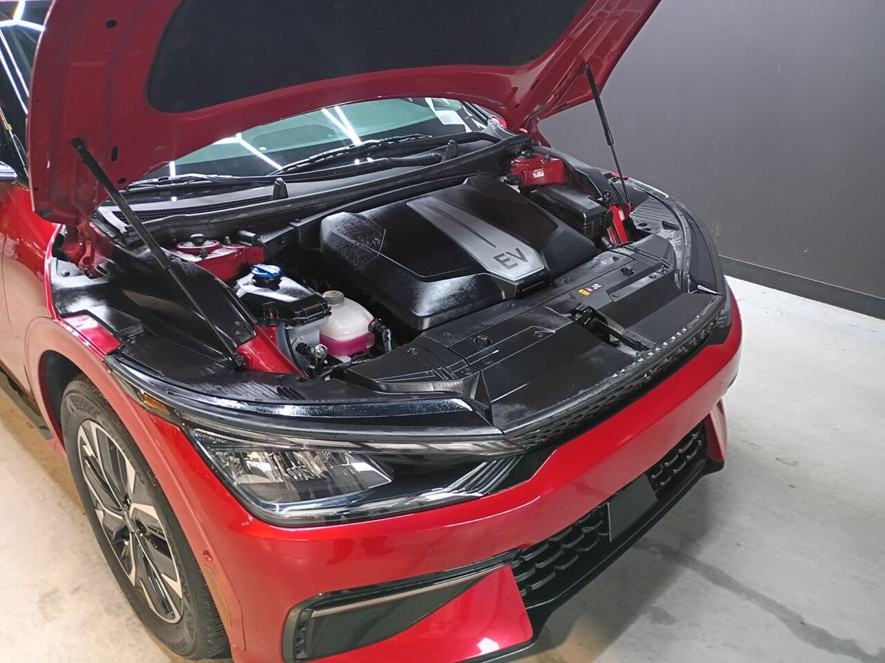 2024 Kia EV6 Red Blainville - photo #32