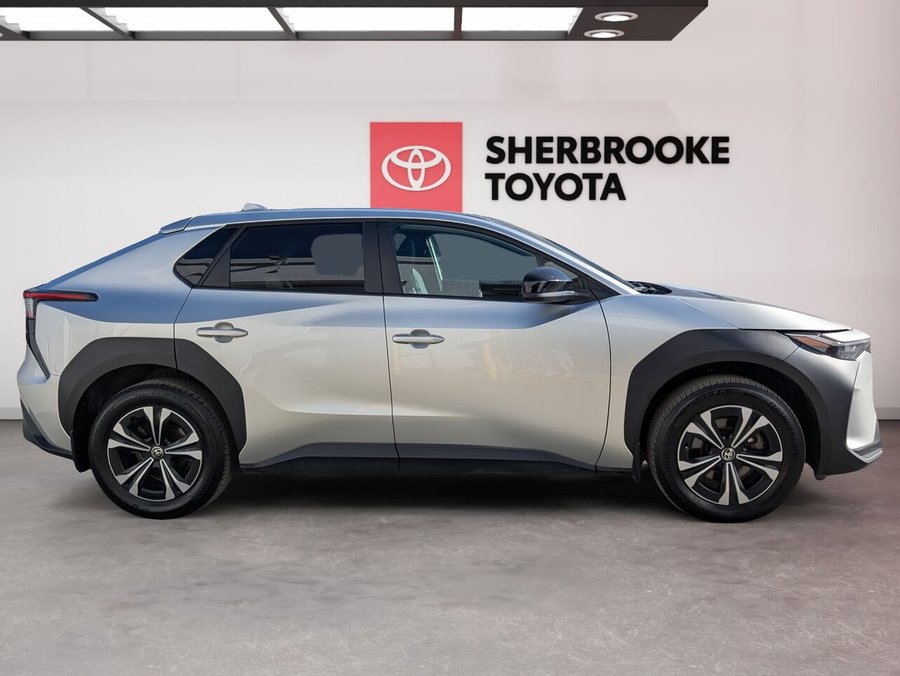 Toyota bZ4X XLE/SIÈGES CHAUFFANTS/TOIT PANORAMIQUE FIXE/BLUETOOTH/AC BIZONE 2023 Argent