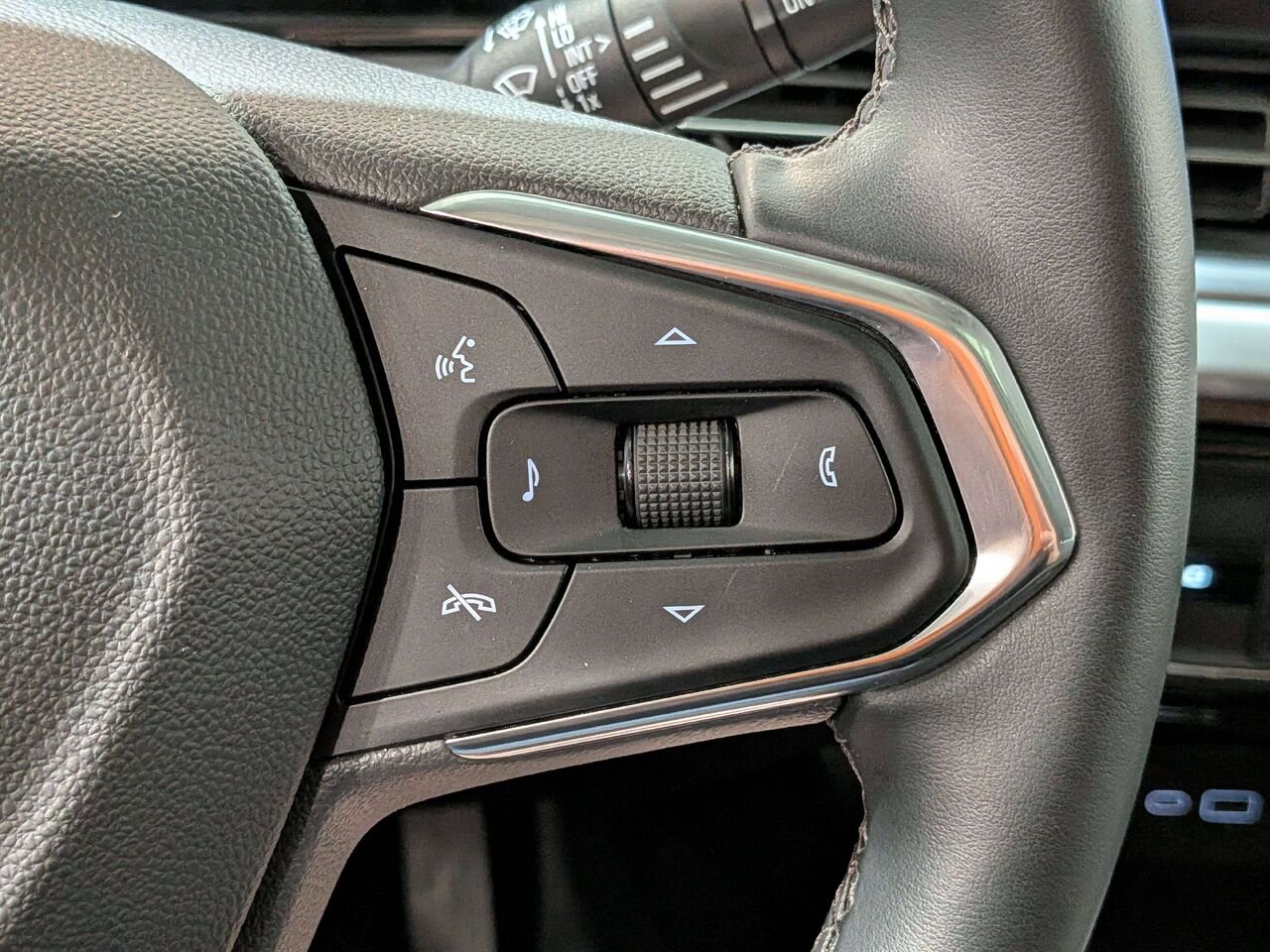 2025 Chevrolet Trax FWD 4dr LT White Val-David - photo #15