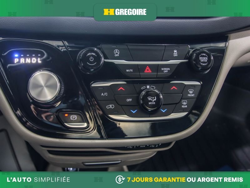 Chrysler Grand Caravan 2023 Blanc Laval - photo #13