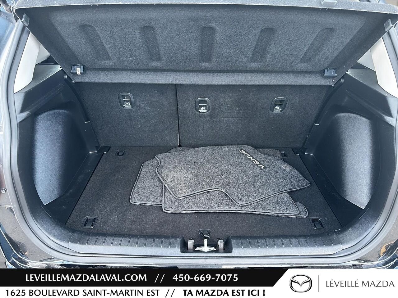 2020 Hyundai Venue Trend IVT Black Laval - photo #8