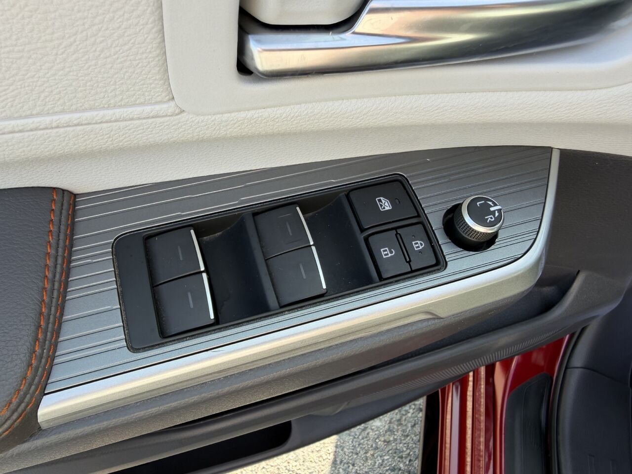 2022 Toyota Sienna Red Thetford Mines - photo #15