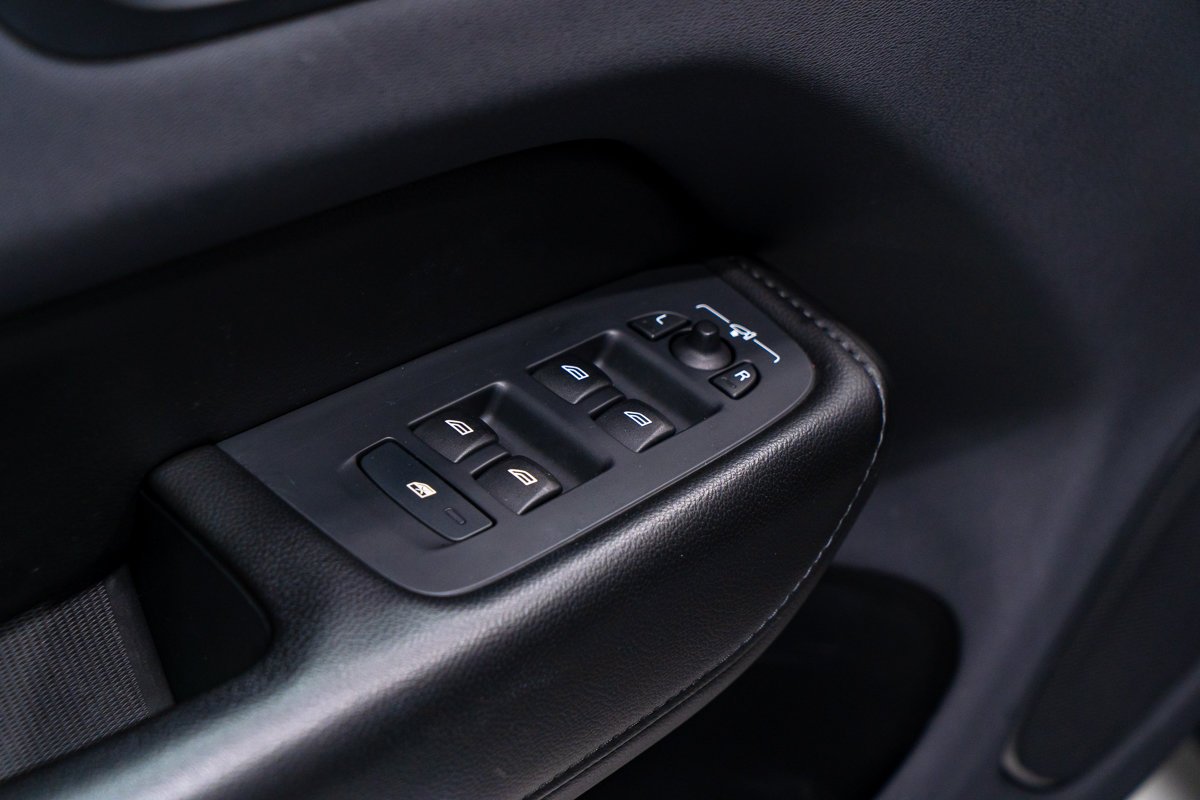 2022 Volvo XC60 B5 MOMENTUM HARMAN KARDON Grey Montreal - photo #14