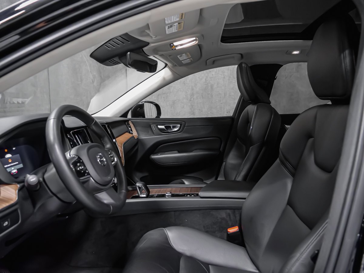 2023 Volvo XC60 PLUS DARK THEME Black Montreal - photo #10