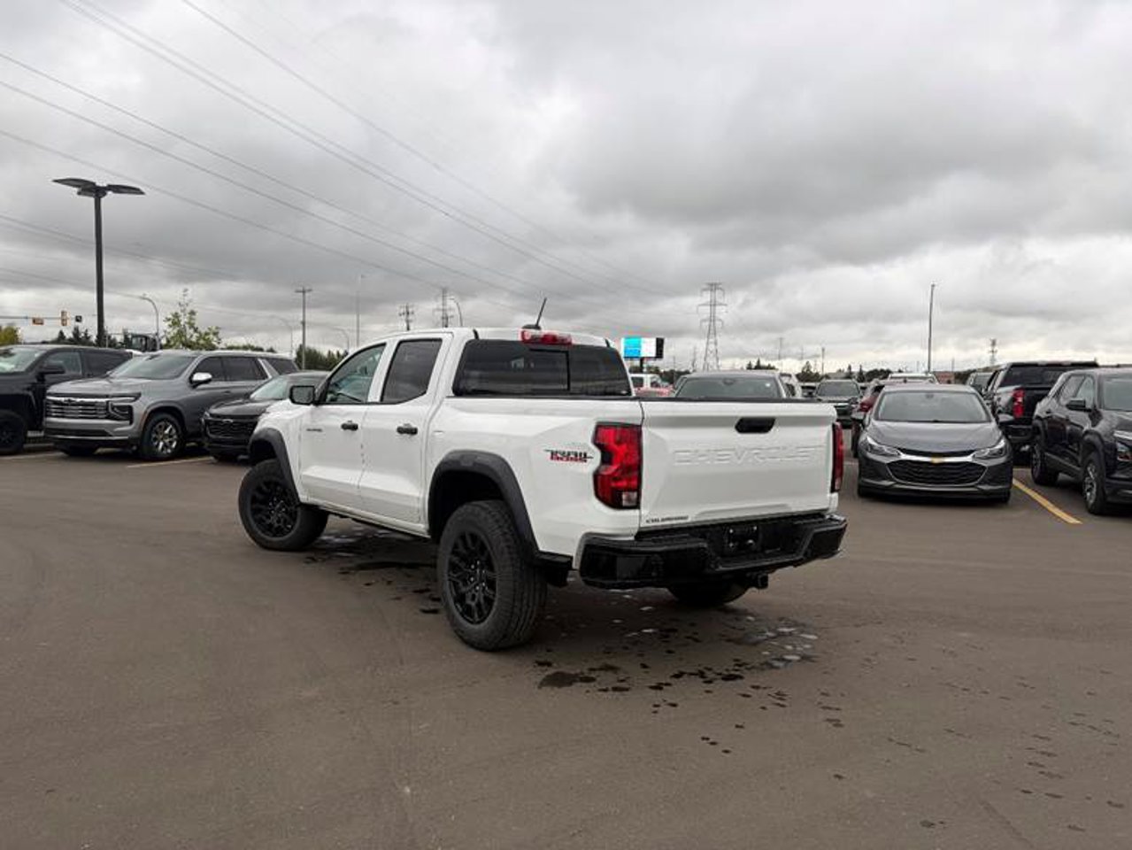 2024 Chevrolet Colorado 4WD Crew Cab Trail Boss White Sherwood Park - photo #3