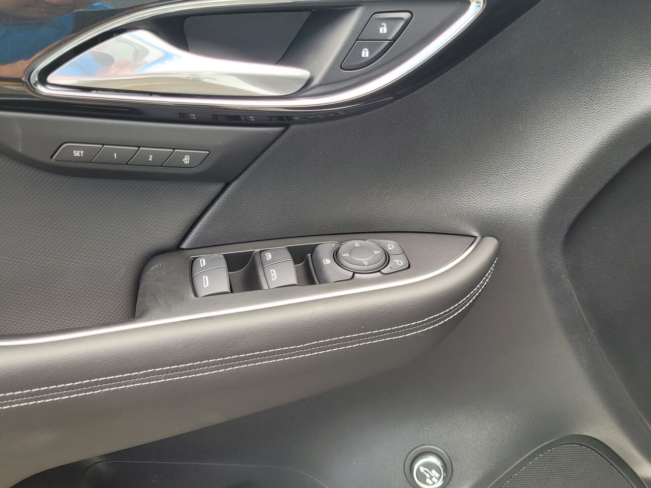 Buick Envision Privilégiée 4 portes TI 2026 Blanc irisé triple couche Thetford Mines - photo #10