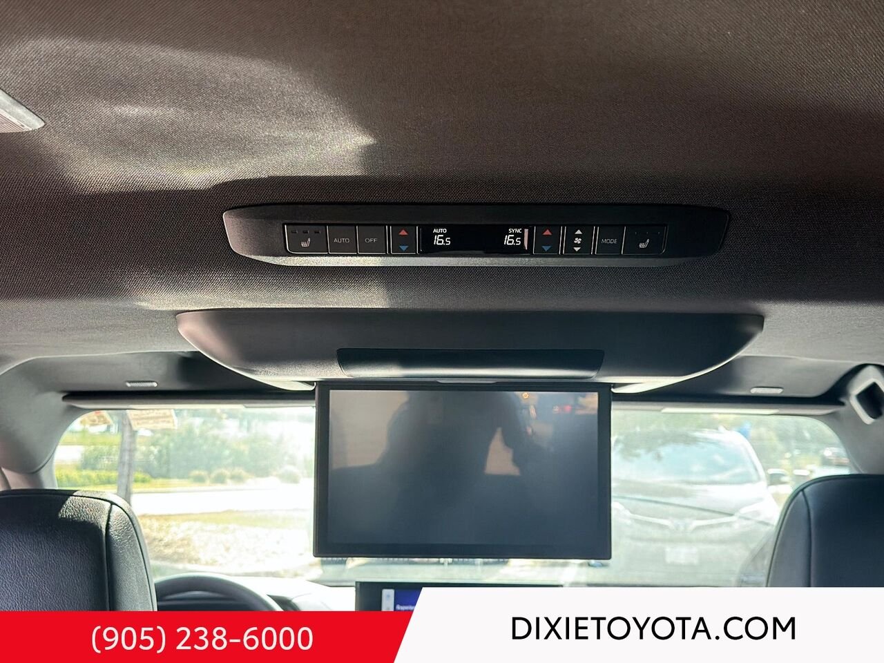 2026 Toyota Sienna Hybrid Limited AWD / CLEAN CARFAX / HEATED AND VENTILATED SEATS / MOONROOF / ALLOY WHEELS / CARPLAY AND ANDROID AUTO White Mississauga - photo #19