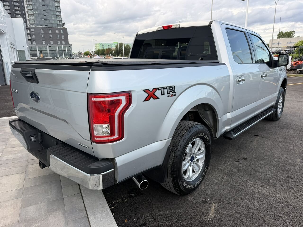 2015 Ford F-150 SUPER CREW XLT V8 5.0L **IMPECCABLE** Silver Laval - photo #14