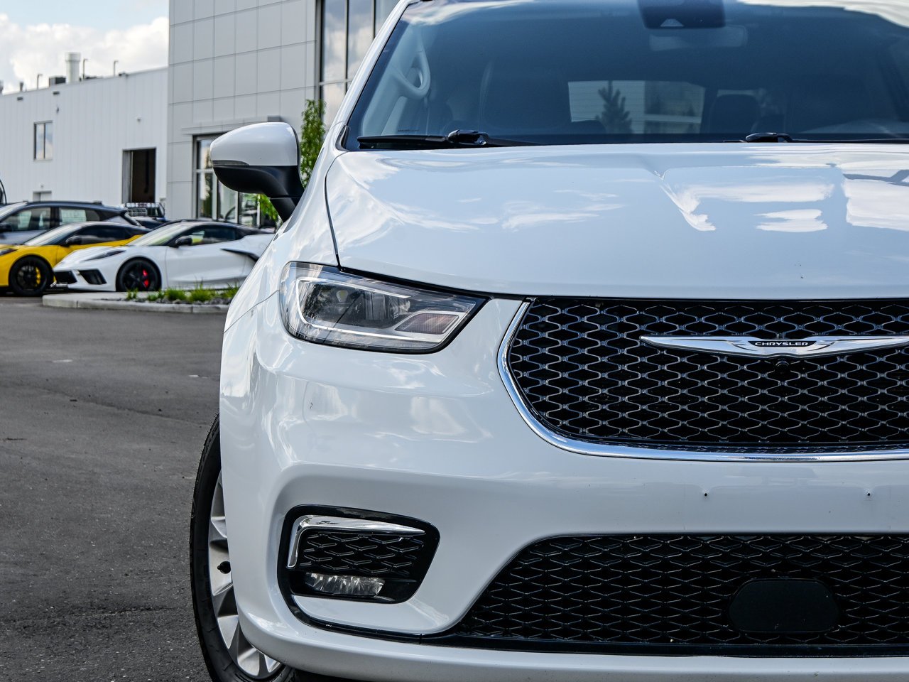 2023 Chrysler Pacifica Touring L AWD White Sherwood Park - photo #4