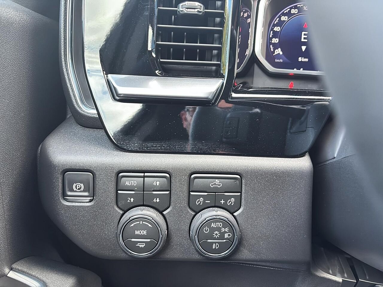 CHEVROLET Silverado 1500 1500 LT TRAILBOSS 4RM 2026 GRIS STERLING METALLISE Saint-Hyacinthe - photo #13