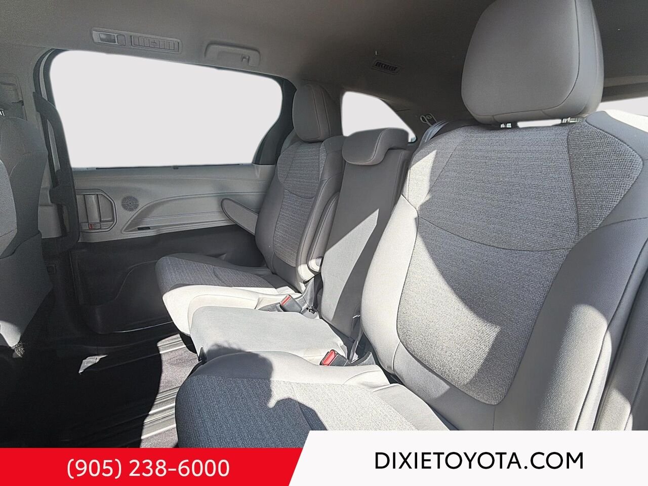 2024 Toyota Sienna HYBRID LE FWD / HEATED SEATS / POWER SLIDING DOORS / 8 SEATER / CARPLAY AND ANDROID AUTO White Mississauga - photo #18