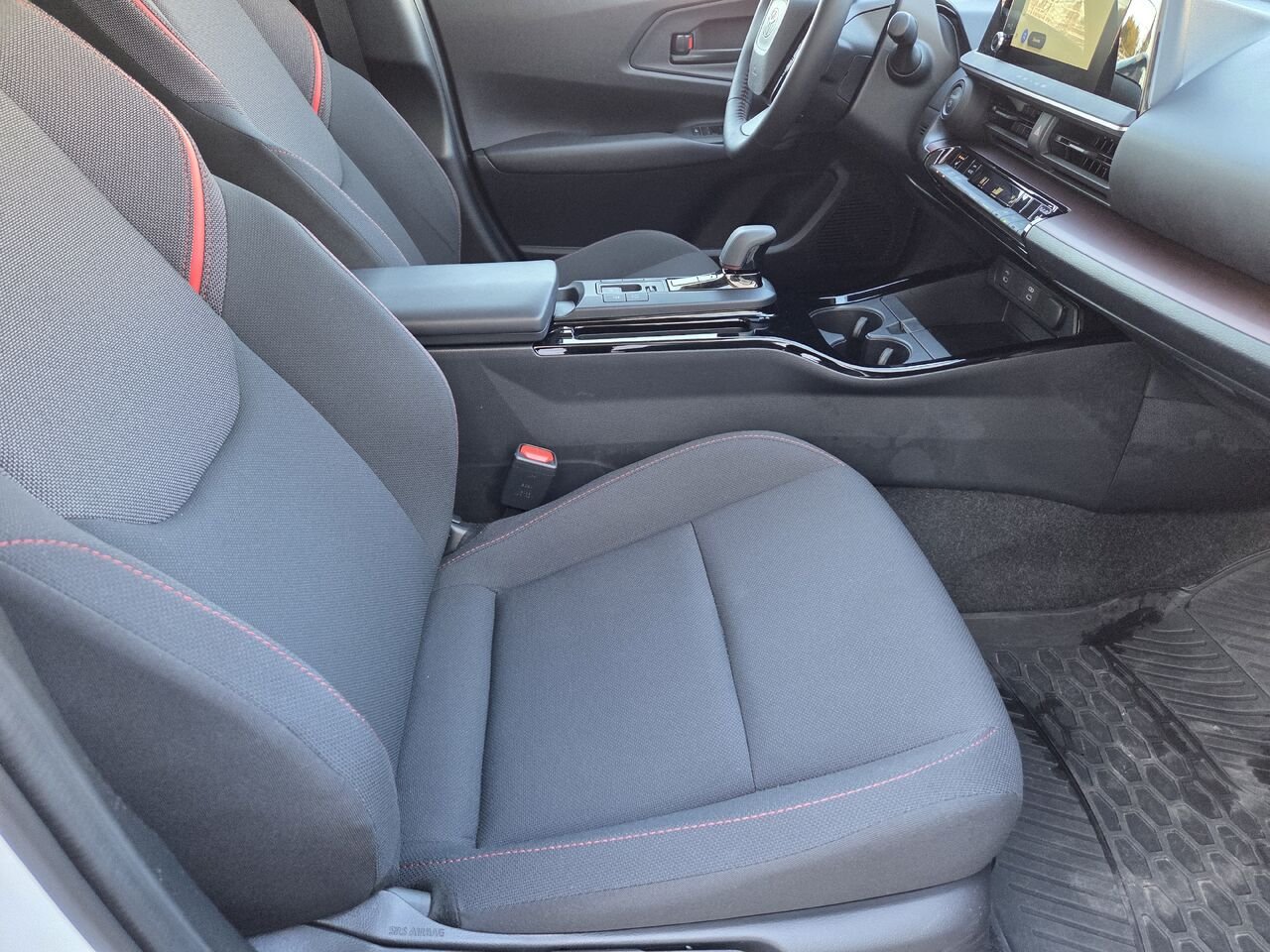 2025 Toyota PRIUS HYBRIDE BRANCHABLE White Mont-Laurier - photo #9