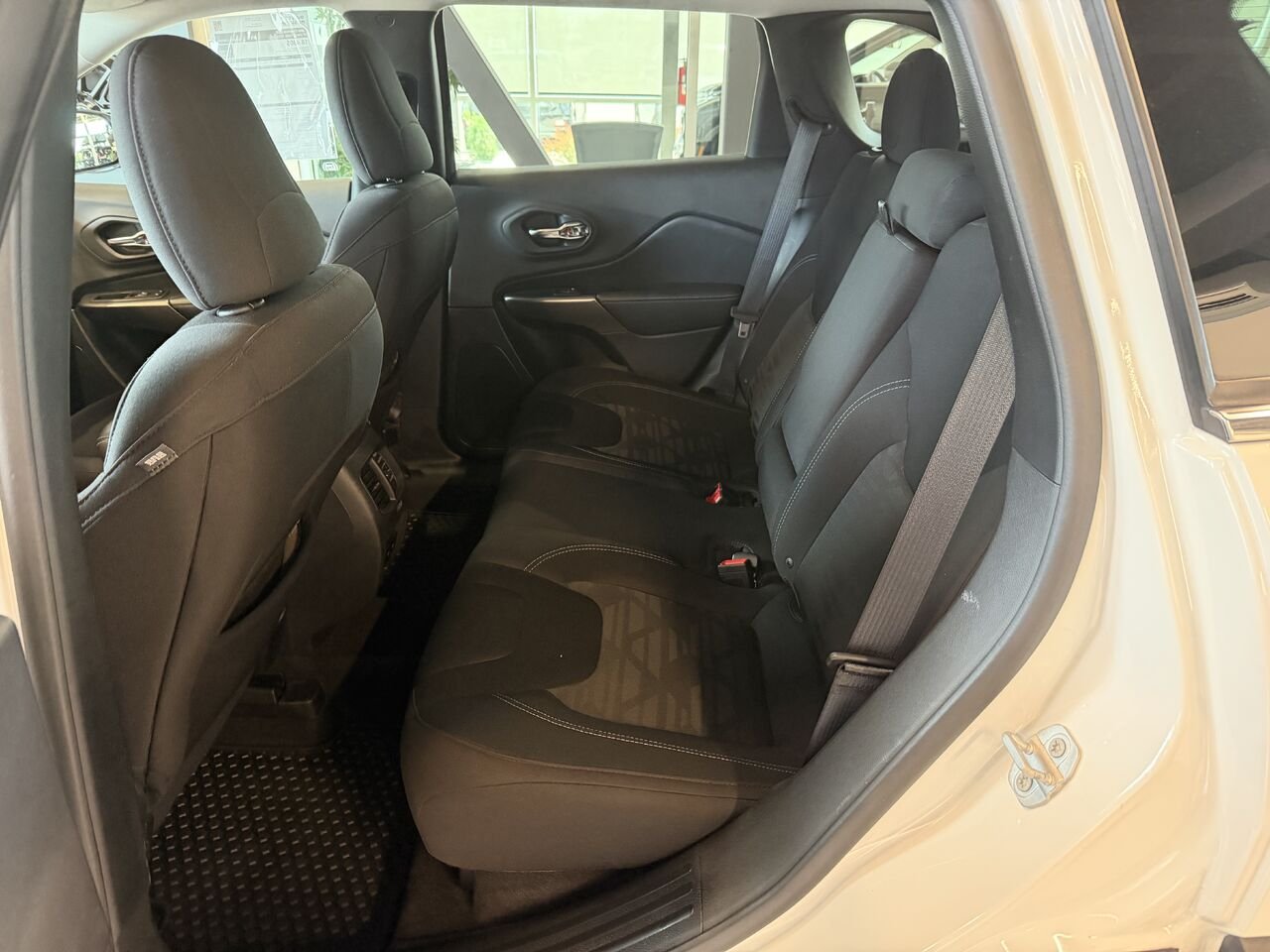 2020 Jeep Cherokee White Saint-Eustache - photo #8