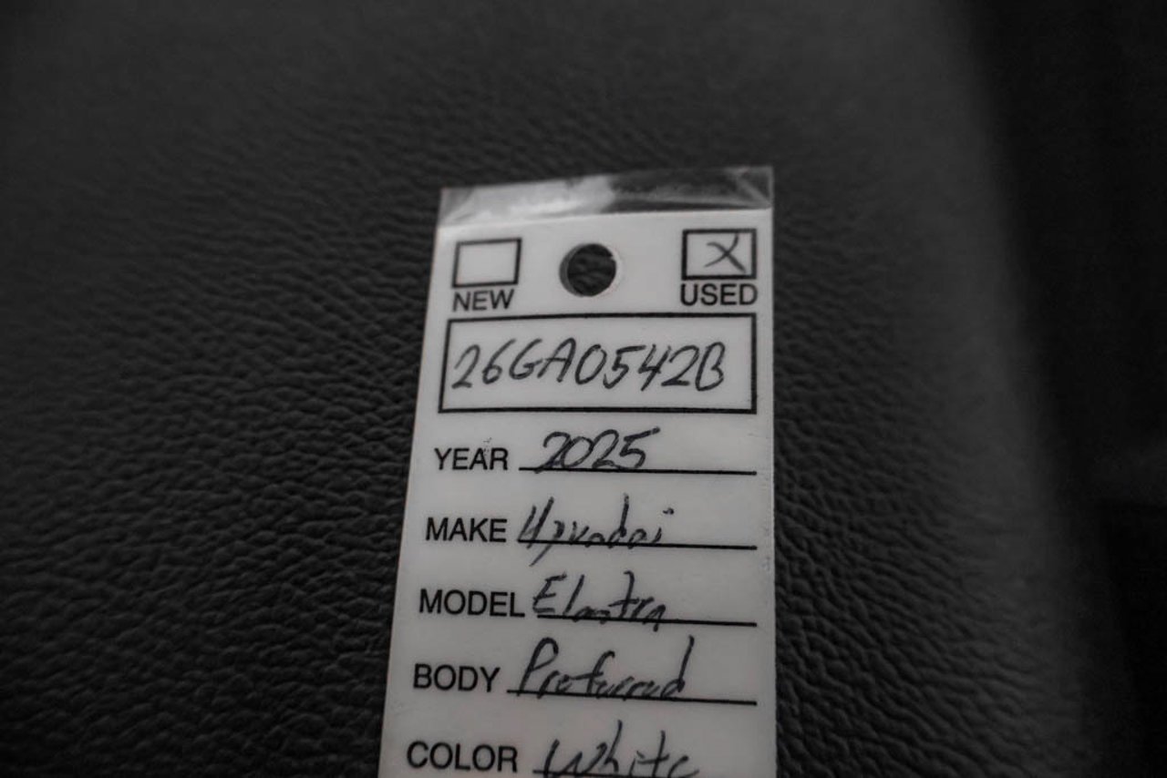 2025 Hyundai Elantra Preferred IVT w/Tech Pkg White Sherwood Park - photo #30