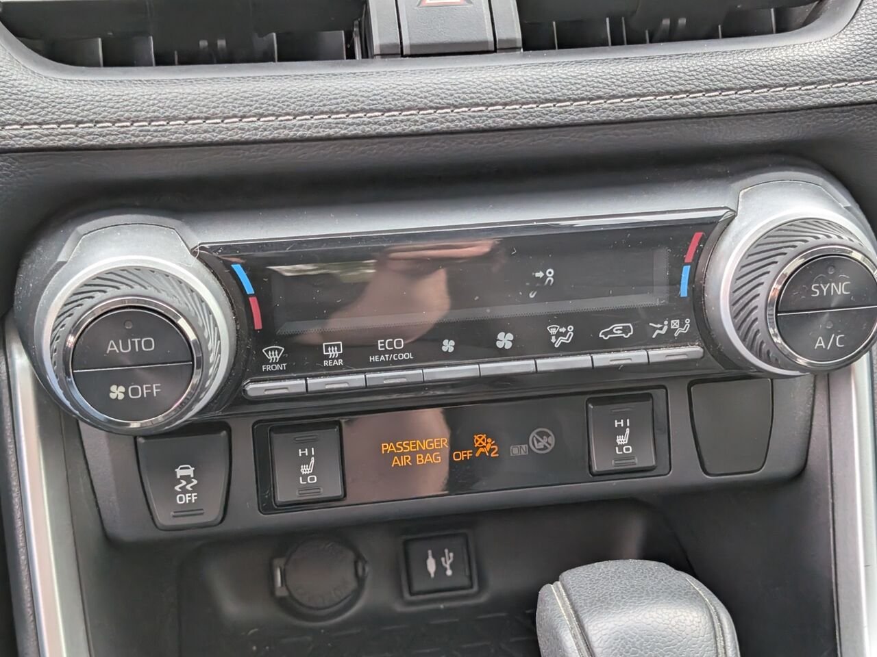 Toyota RAV4 XLE/AWD/SIÈGES CHAUFFANTS/VOLANT CHAUFFANT/BLUETOOTH/AC BIZONE 2019 Gris Sherbrooke - photo #11