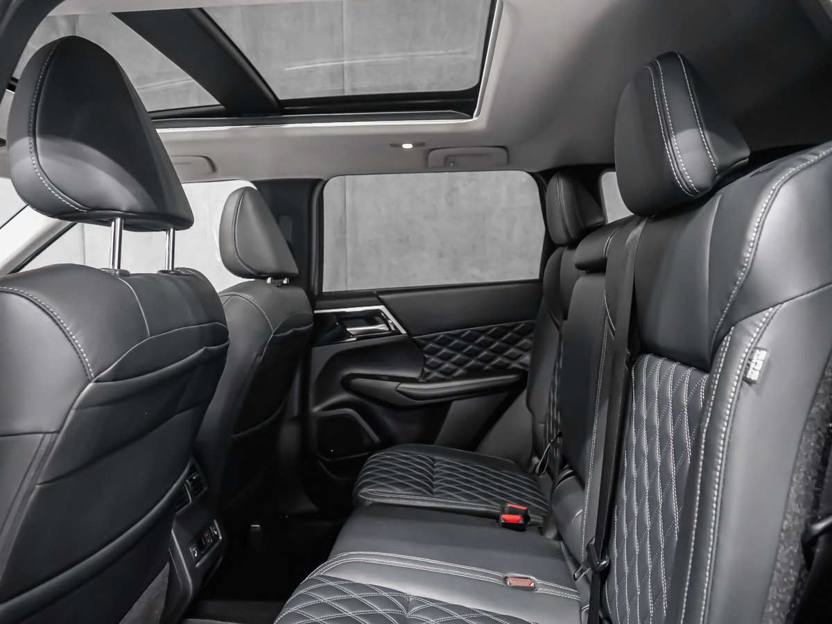 2023 Mitsubishi Outlander SEL Silver Montreal - photo #13