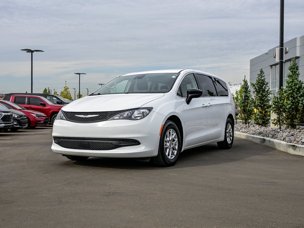 2024 Chrysler Grand Caravan SXT 2WD White Sherwood Park - photo #3
