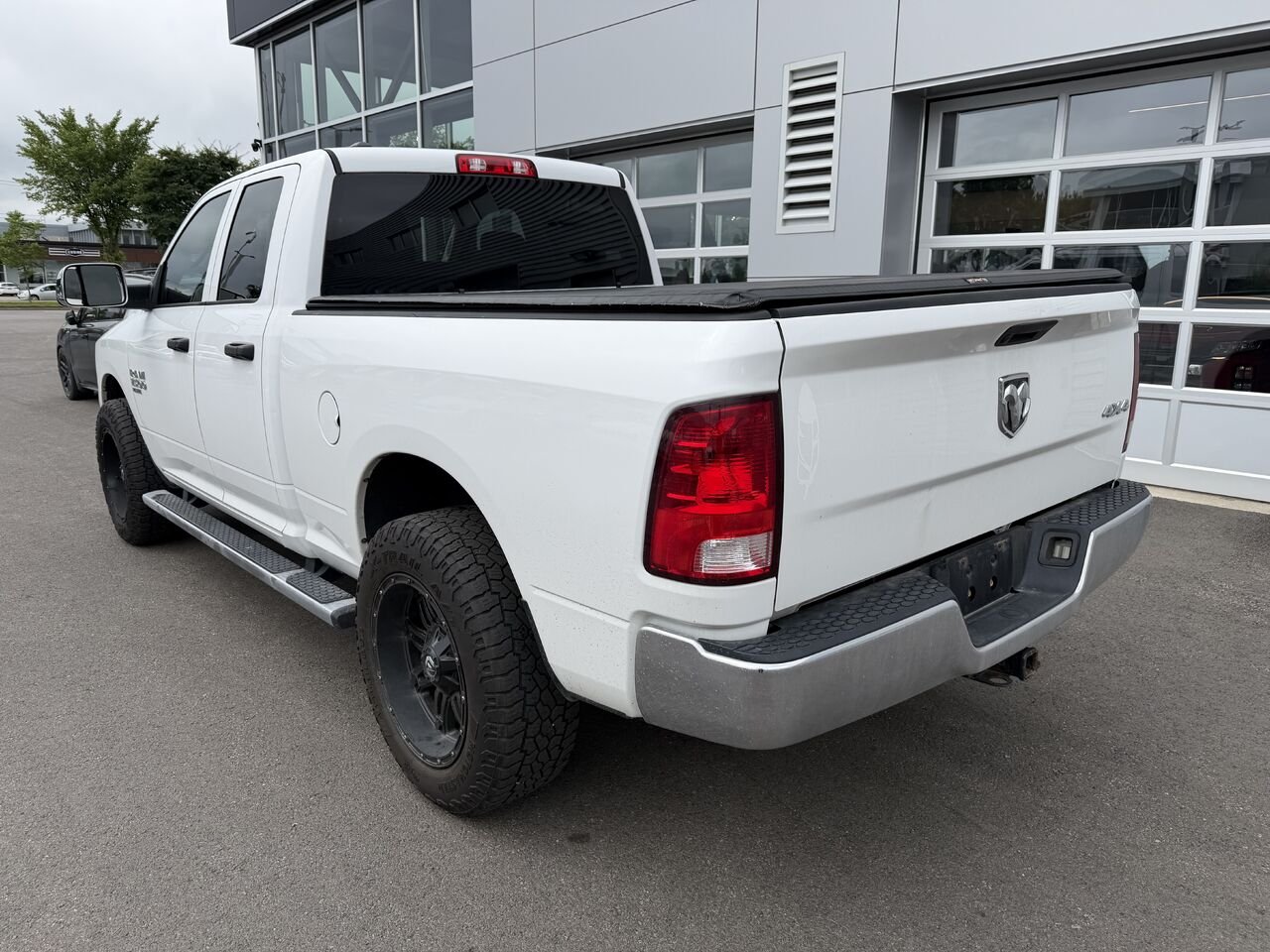2019 Ram 1500 Classic White Saint-Eustache - photo #2