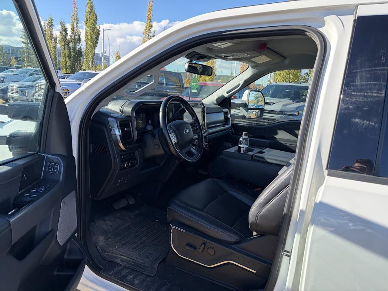 2023 Ford Super Duty F-350 SRW LARIAT 4WD Crew Cab 8' Box White Sherwood Park - photo #5