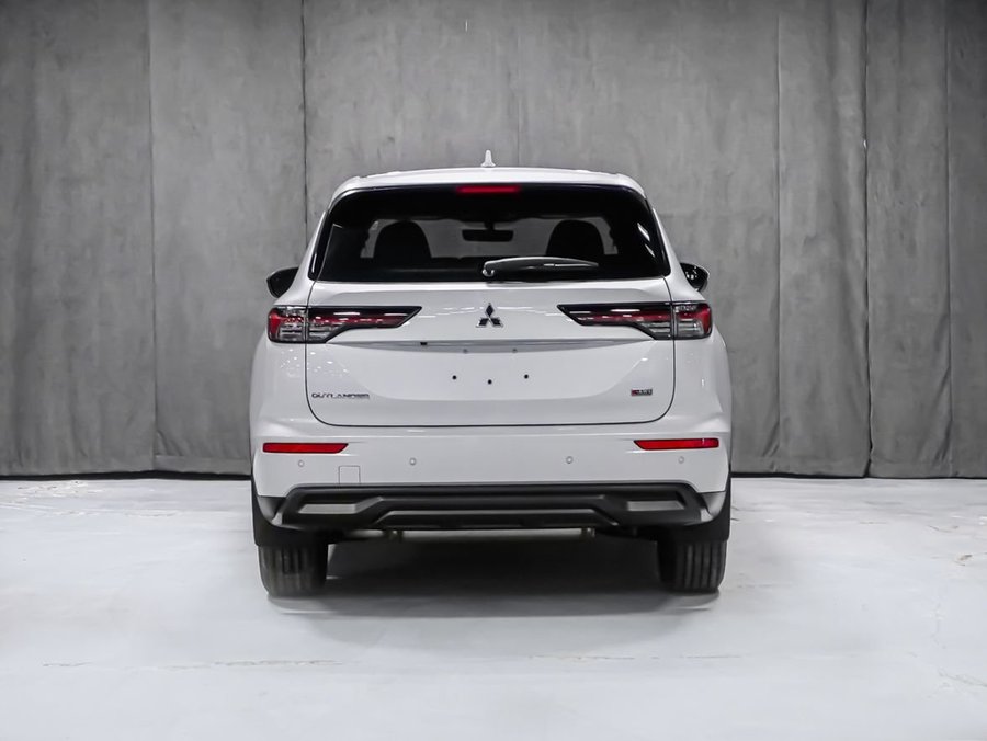 2026 Mitsubishi Outlander ES White Diamond