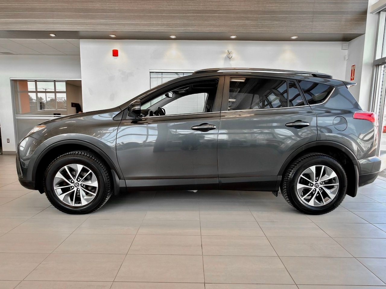 2017 Toyota RAV4 Hybrid Silver Notre-Dame-des-Prairies - photo #6