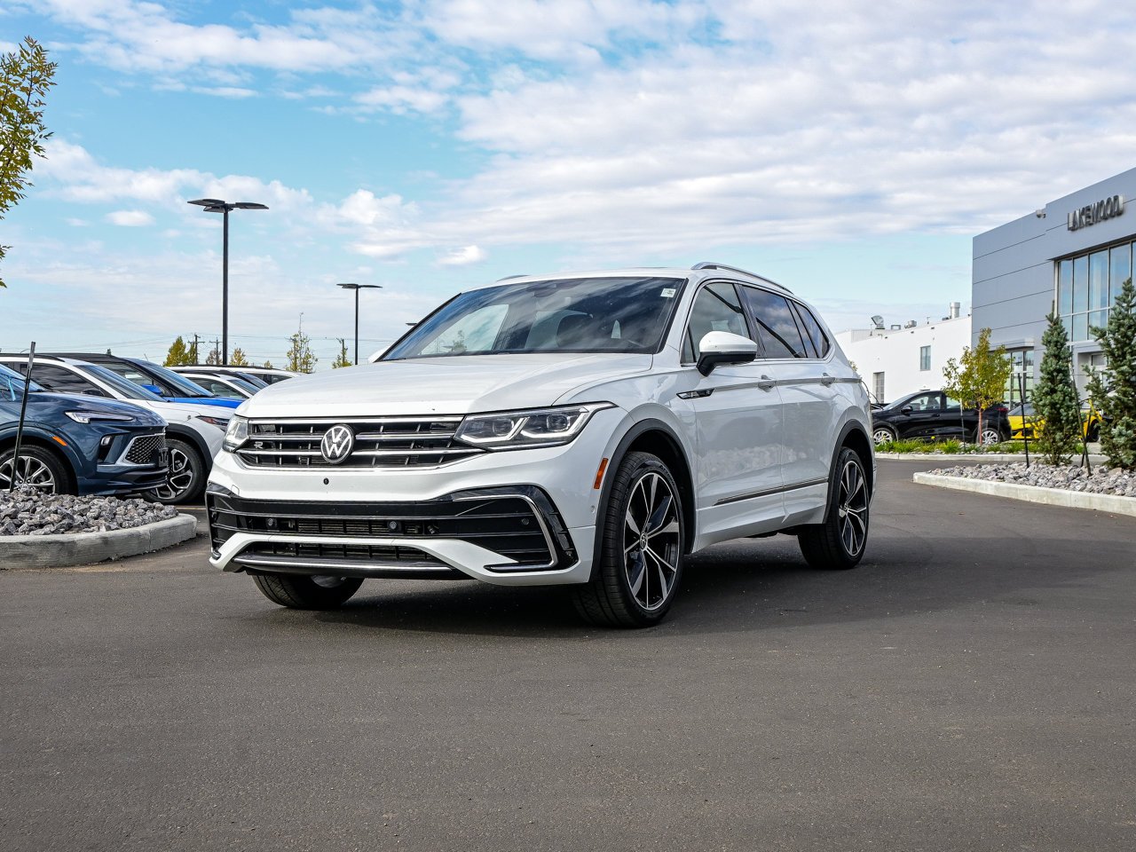 2024 Volkswagen Tiguan Highline R-Line 4MOTION White Sherwood Park - photo #3