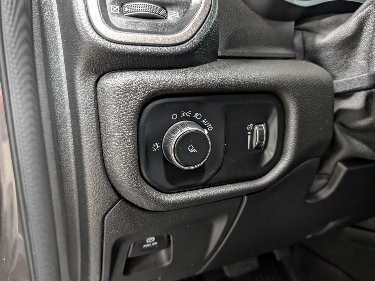 2020 Ram 1500 1C6RRFGG5LN112214 Grey Sherbrooke - photo #11
