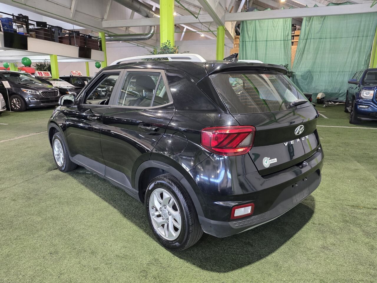 2022 Hyundai Venue Black  - photo #3