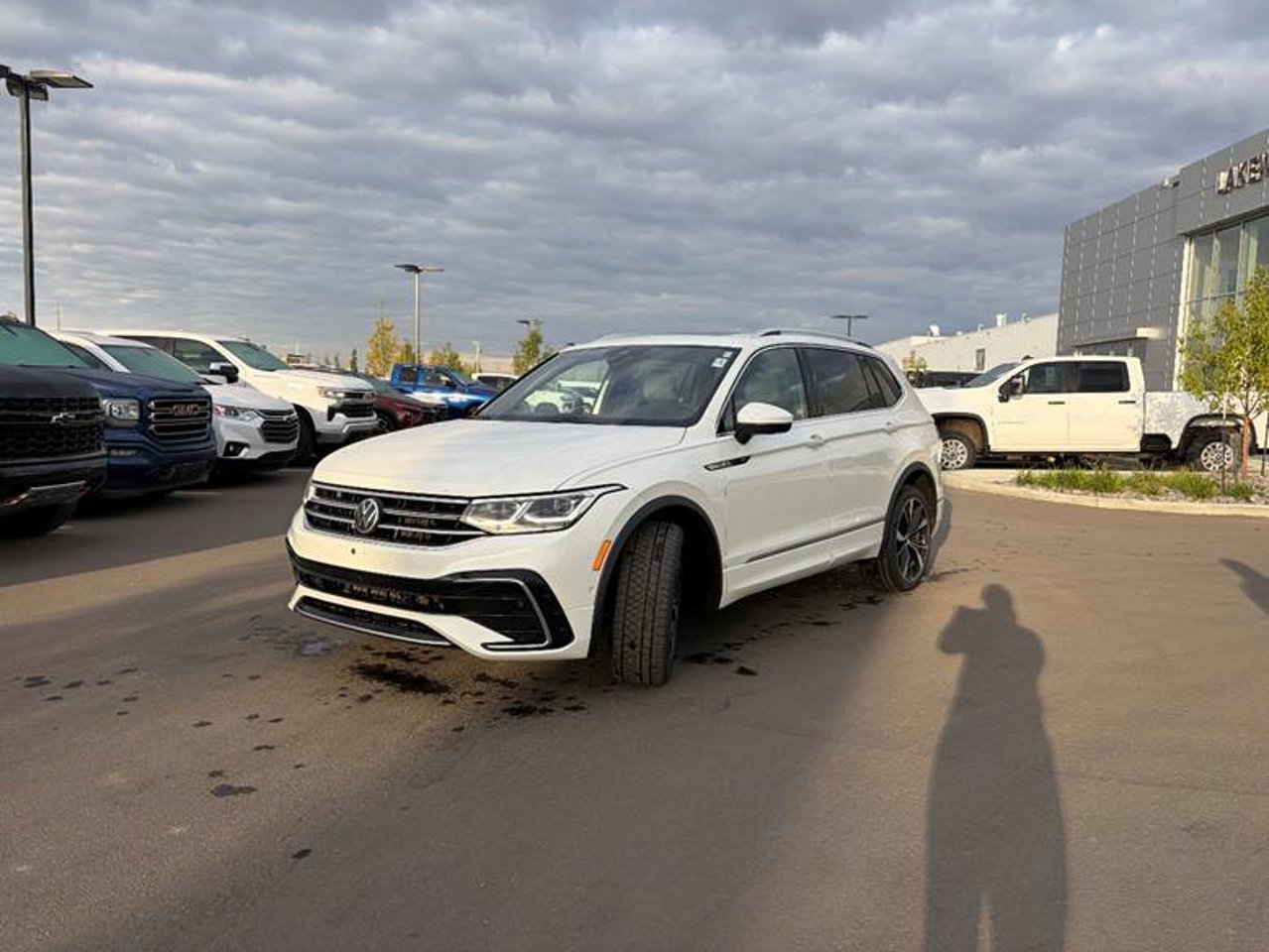 2024 Volkswagen Tiguan Highline R-Line 4MOTION White Sherwood Park - photo #2