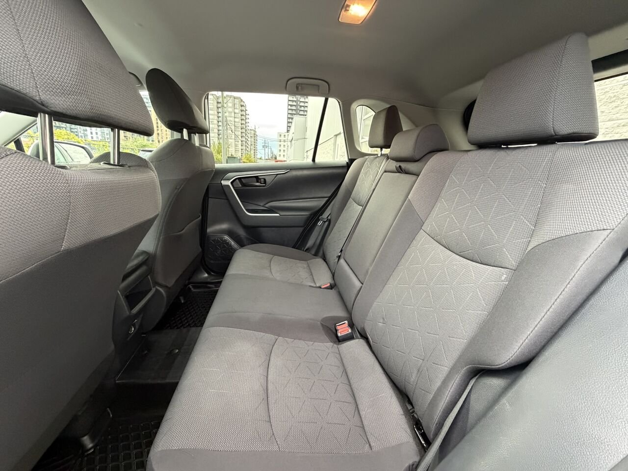 Toyota RAV4 LE 2019 Blanc Laval - photo #7