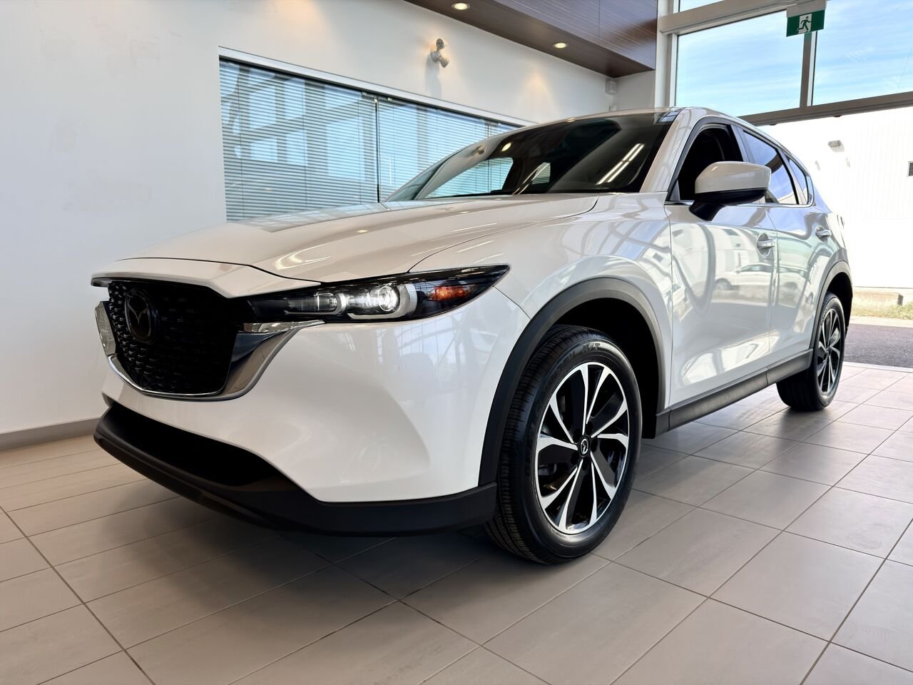 2022 Mazda CX-5 White Notre-Dame-des-Prairies - photo #2